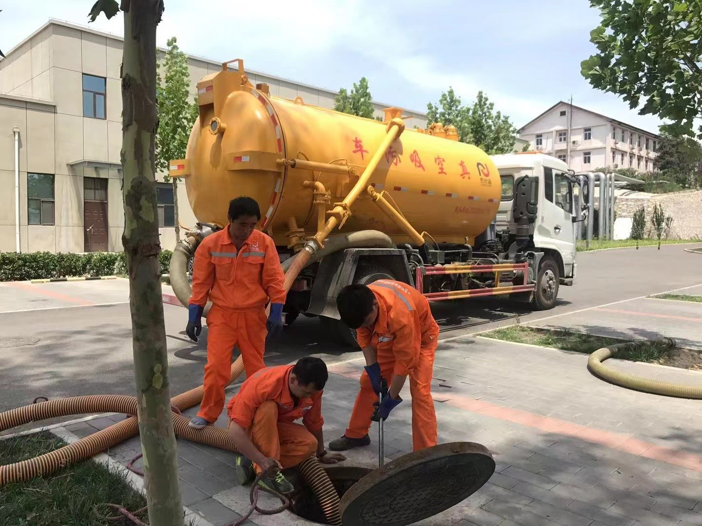 城口管道疏通车停在窨井附近