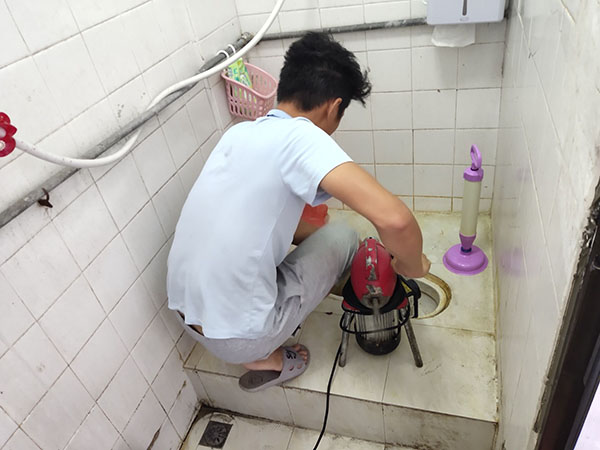 城口管道堵塞冒臭气 专业师傅现场解决问题