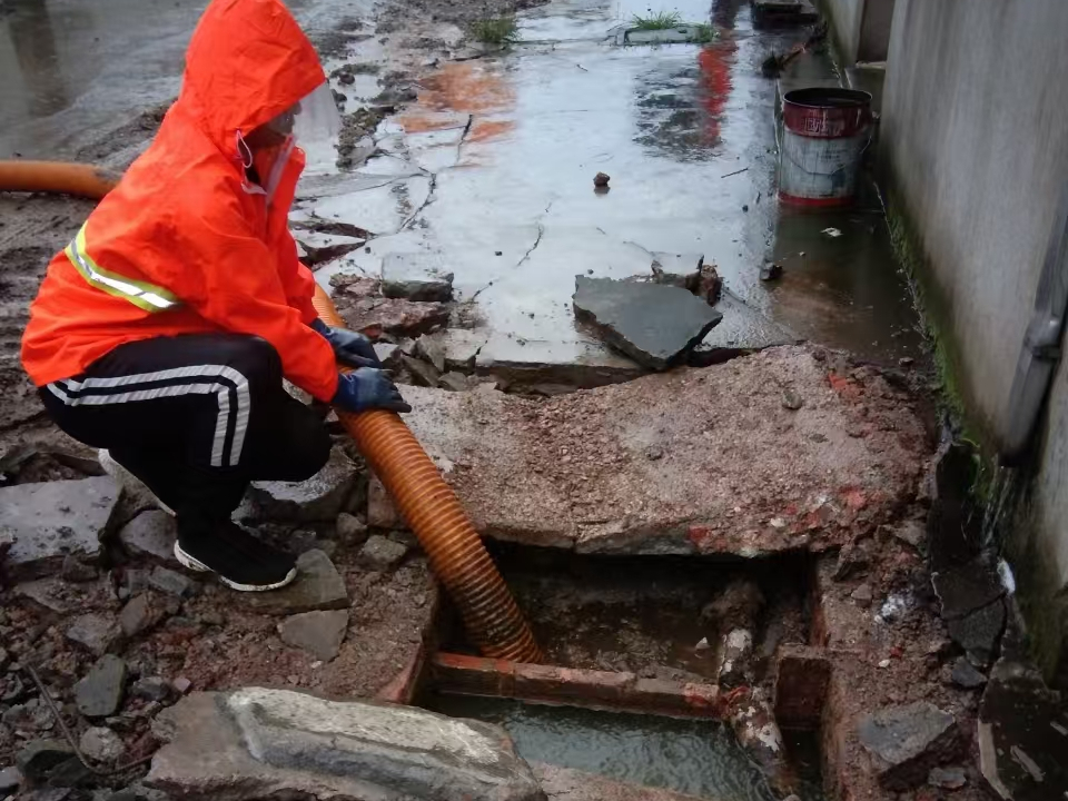 城口专业清理污水池 炜誉市政以规范流程守护城市 “肠道”