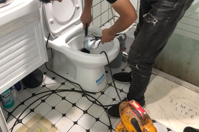 城口马桶堵塞自己疏通还是找师傅？专业上门服务让你省时更省心