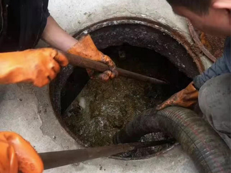 城口清理化粪池时如何避免沼气的危害？